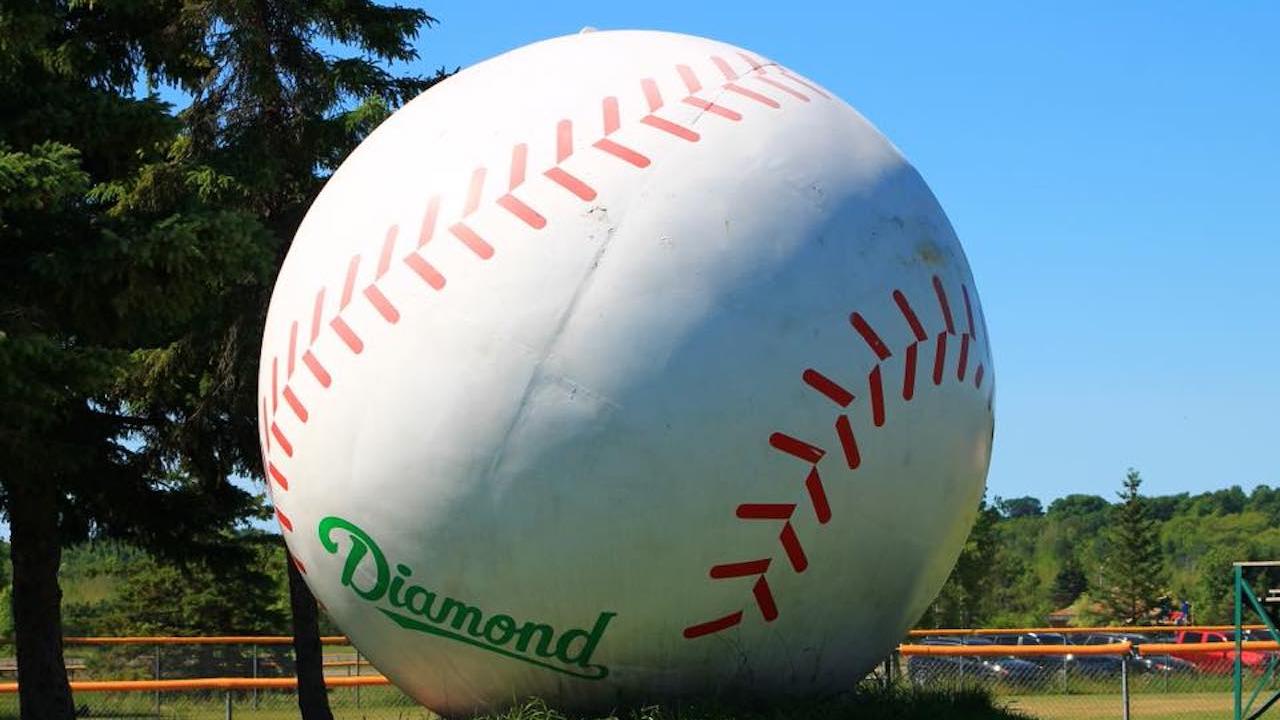 Elastisk Fange snemand Roadside-attraction showdown: Sault Ste. Marie's giant baseball | TVO Today