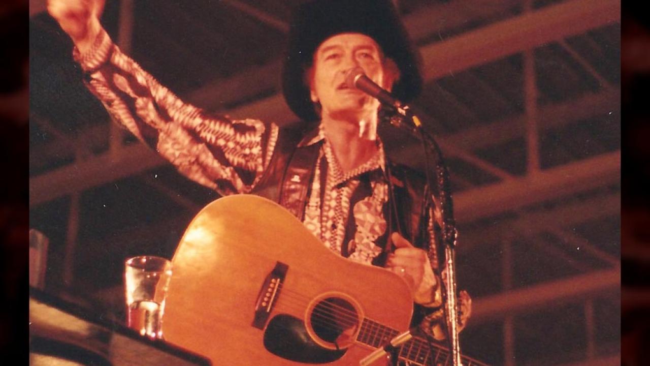 pistol længde fiktiv How Timmins gave Stompin' Tom Connors his first break | TVO Today